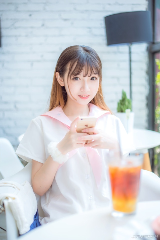 与此同时，远在襄阳的诸葛亮也收到了刘备撤兵回荆州的消息，心中彻底松了口气。
